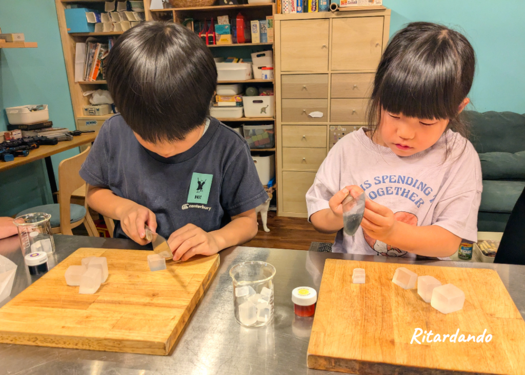 子供達がMPソープを包丁でカットする